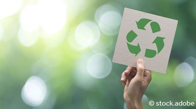 Recycling-Symbol vor grünem Hintergrund
